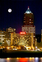 Night photo of Portland Marriott hotel 